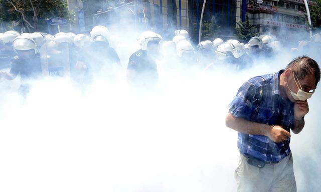 In den Straßen von Istanbul hängen weiter Tränengasschwaden.