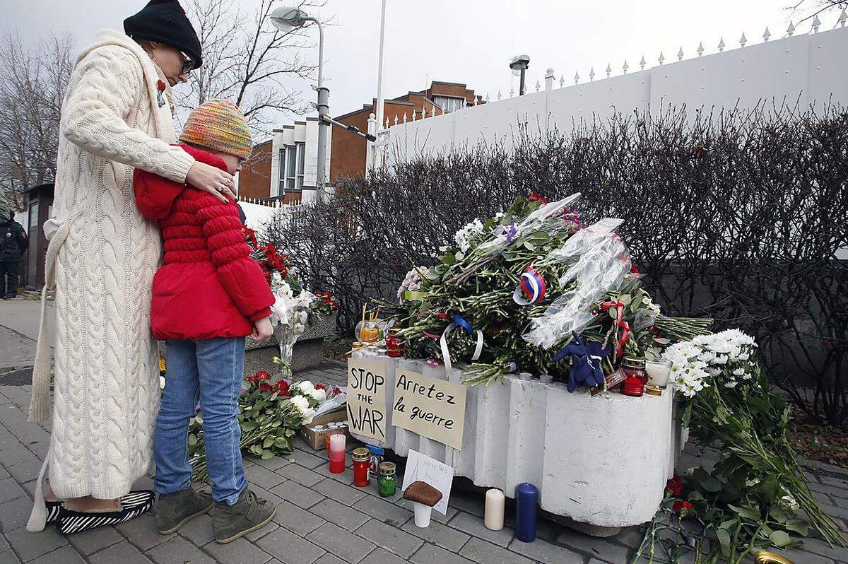 In Russland haben die Menschen selbst vielfältige Erfahrung mit islamistischem Terror. Vor der französischen Botschaft in Moskau legten Menschen Blumen nieder und zündeten Kerzen an.