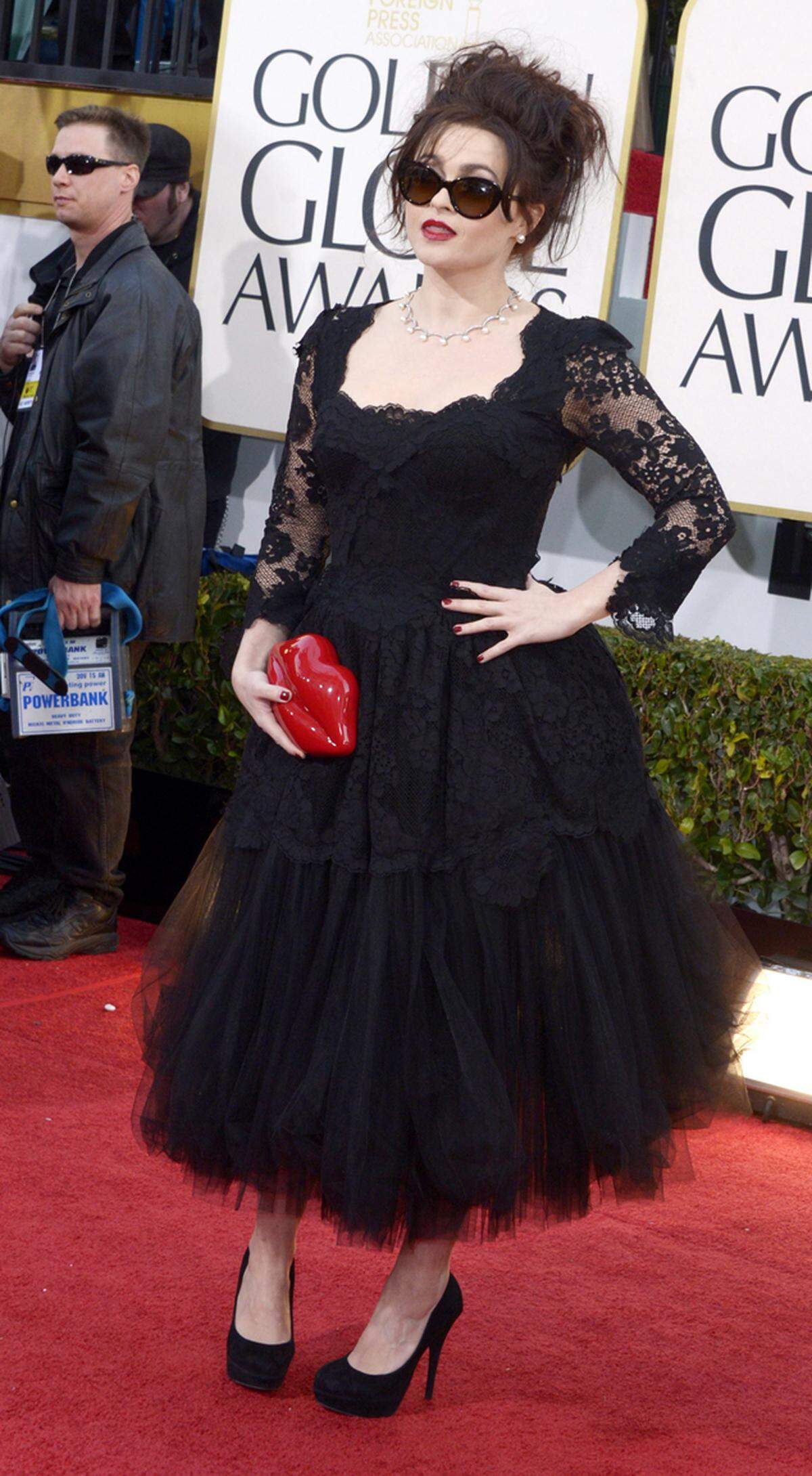 Akzente setzte Helena Bonham Carter mit einer Tasche in Form eines Kussmundes, die sie zu einem schwarzen Kleid von Dolce & Gabbana kombinierte.