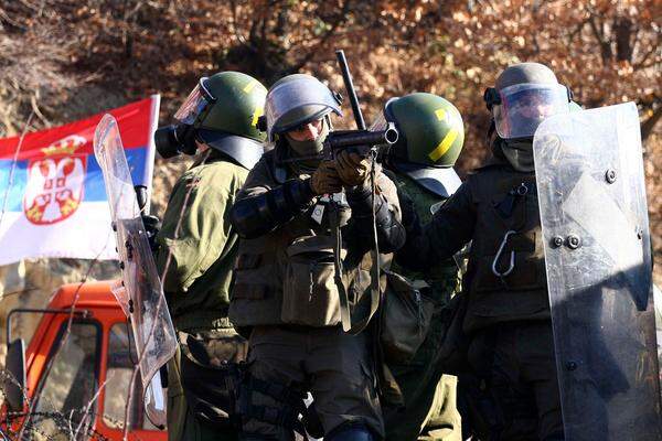 20 Soldaten und 40 Demonstranten sollen verletzt worden sein.