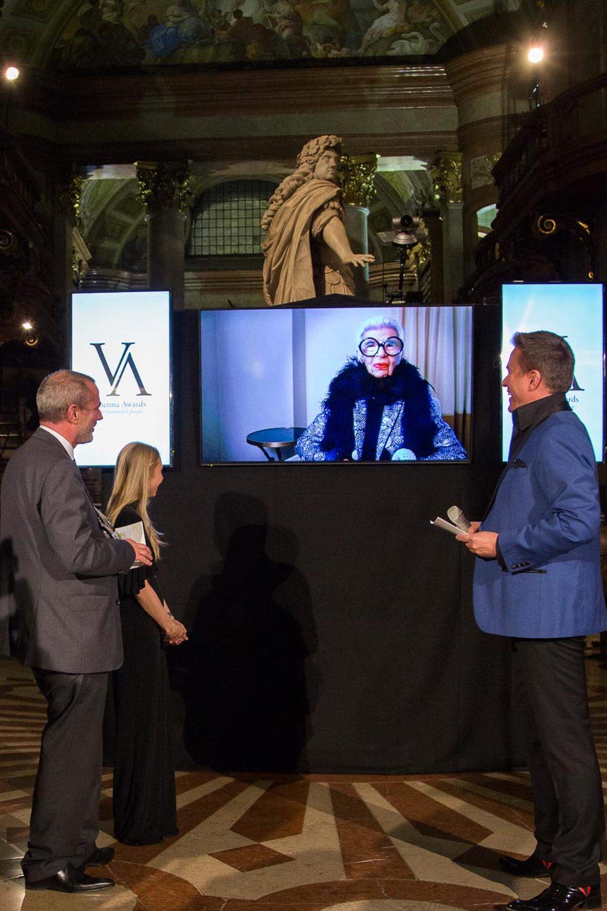 Iris Apfel, die als "Style Icon International" geehrt wurde, bedankte sich via Videobotschaft ...