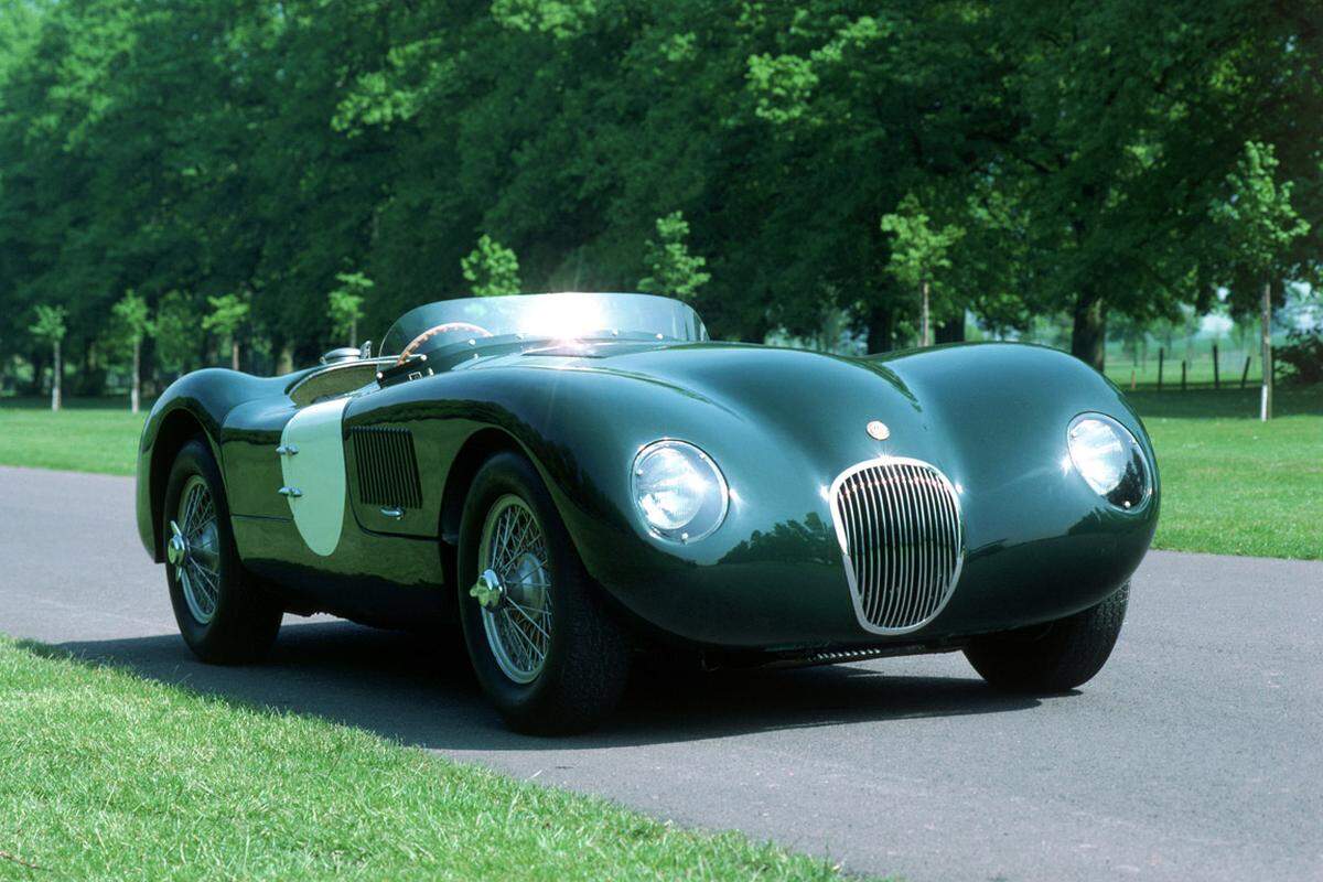 Vorgänger des E-Typ waren die in Le Mans erfolgreichen Modelle C-Type (Bild) und D-Type. Der E-Type war als Kleinserie mit 1000 Stück geplant, das von Luftfahringenieur Malcolm Sayer designte Auto wurde aber zum Liebling der Massen.