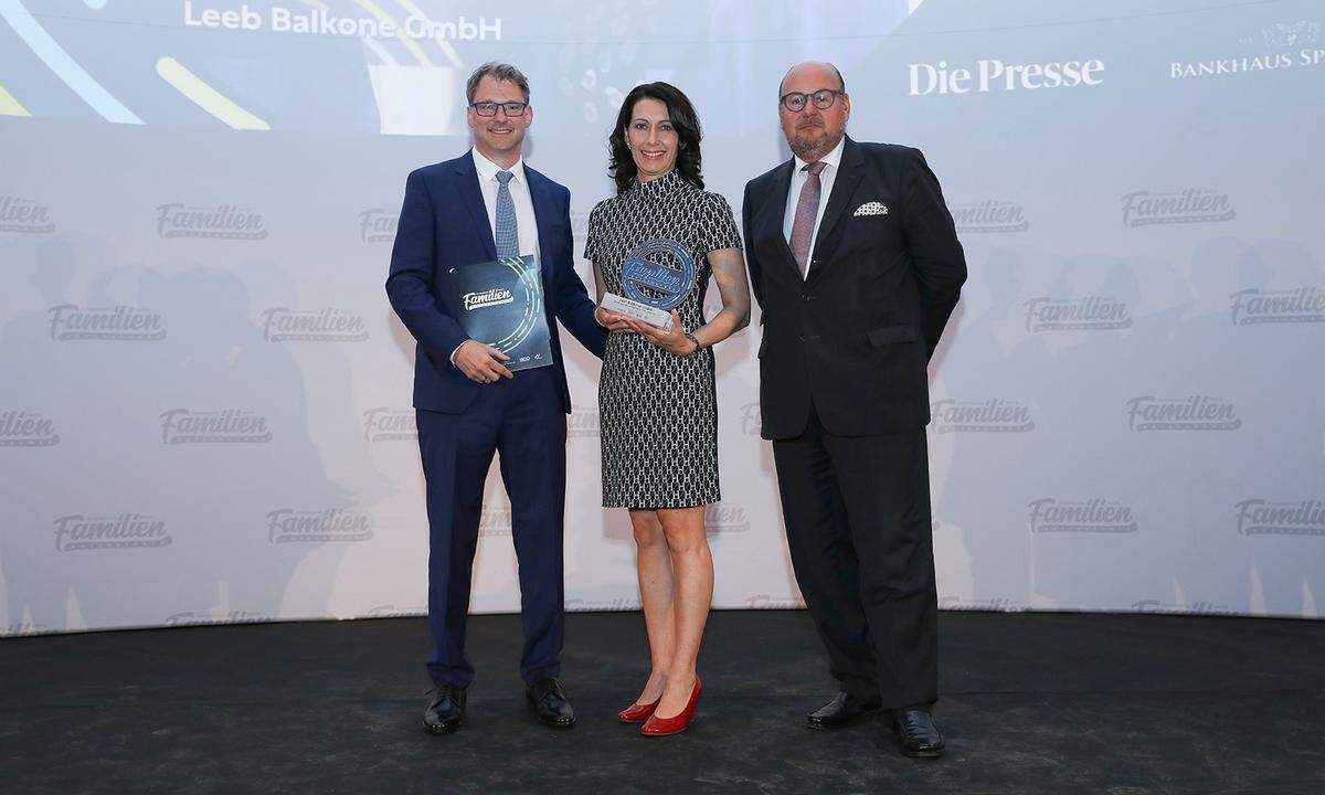 Das beste Familienunternehmen von Kärnten: Leeb Balkone GmbH aus Gnesau (v.l.): Unternehmerpaar Markus und Roswitha Leeb mit BDO Partner Andreas Thürridl.