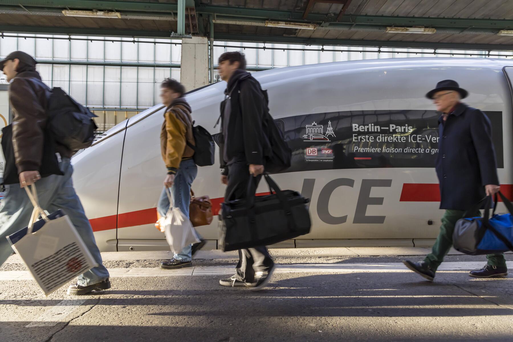 Germany threatens railway managers with bonus cuts over train delays