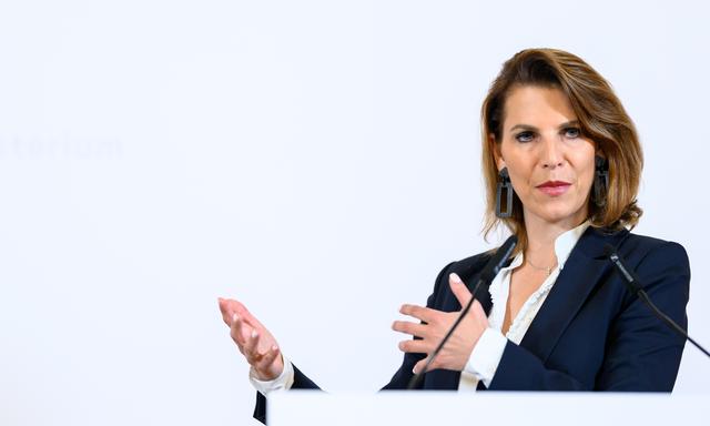Verfassungsministerin Edtstadler (ÖVP) widerspricht der grünen Umweltministerin Gewessler.