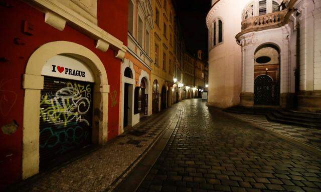 Die sonst so belebte Prager Innenstadt ist angesichts der Pandemie und Totalsperre wieder einmal wie leer gefegt.