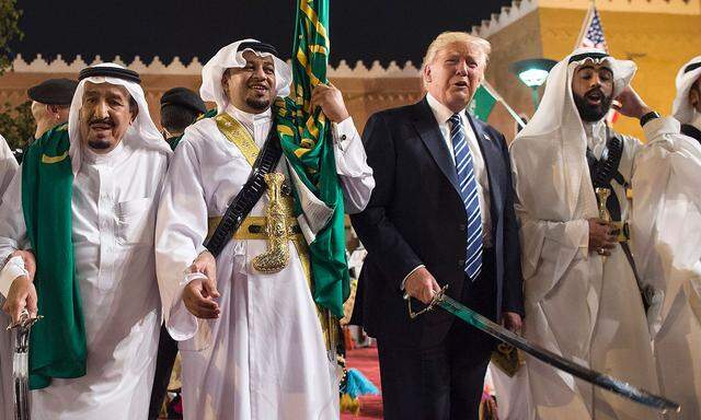 Donald Trump im Mai 2017 beim obligaten Schwerttanz am Königshof in Riad – eine besondere Ehrenbezeugung.