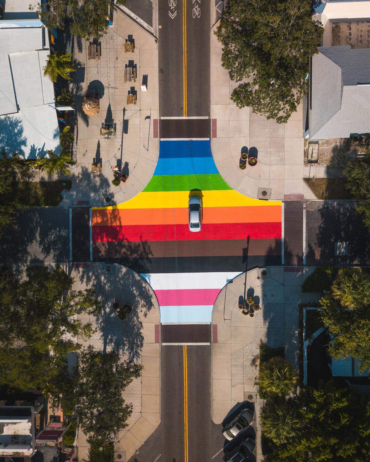 Seit Ende Juli 2020 gibt es einen weiteren Neuzugang in St. Pete/Clearwaters Mural-Szene. An der Central Avenue entstand ein großes LGBTQ Pride Mural, welches in Regenbogenfarben eine komplette Kreuzung abdeckt. Da der jährliche St. Pete Pride dieses Jahr aufgrund der COVID-19 abgesagt werden musste, wird mit dem neuen Mural seitens der Stadt und Gemeinschaft ein Zeichen für Solidarität und Zusammenhalt gesetzt. Erstellt wurde das Mural von Cecilia Lueza.