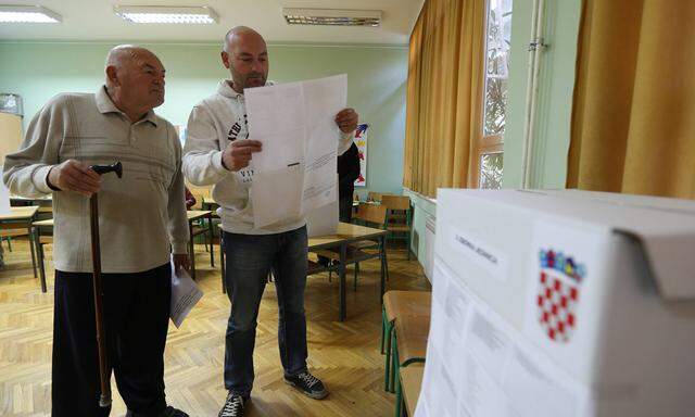 Citizens were puzzled by the size and appearance of the electoral lists 08 11 2015 Croatia Split