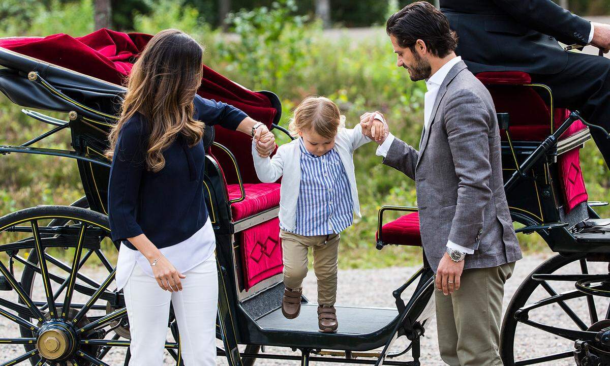 Sobald Schwedens blaublütiger Nachwuchs zwei Jahre alt ist, greift die Tradition, dann müssen Mini-Royals einen Antrittsbesuch im eigenen Herzogtum absolvieren. Auch für Prinz Alexander war dieser Tag 2018 gekommen. Mit Mama Sofia und Papa Prinz Carl Philip von Schweden reiste der Zweijährige in sein Herzogtum an der Südostküste des Landes, um sein Taufgeschenk einzuweihen.