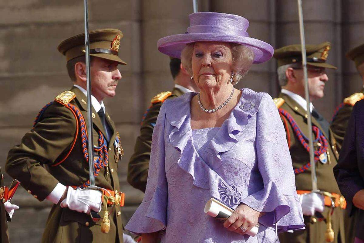Königin Beatrix aus den Niederlanden wählte eine freundliche Fliederfarbe für einen ihrer rar gewordenen öffentlichen Auftritte. Ihr Sohn Friso liegt seit einem Lawinenunglück im Februar 2012 im Koma.
