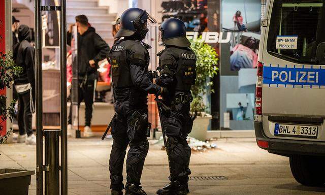 Haben harsche Worte gegen Polizisten in der "taz" etwas mit den Gewaltexzessen in Stuttgart (Bild) zu tun? 