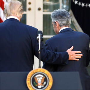 Die Einigkeit zwischen dem US-Präsidenten und Fed-Chef Powell (re.) trügt. 