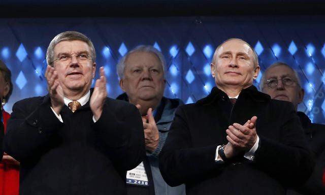 Da war die Olympia-Welt noch ganz anders: 2014 applaudierten Thomas Bach und Wladimir Putin gemeinsam bei der Eröffnung der Sotschi-Spiele.