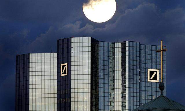 In Deutschland sorgte der zwischenzeitliche Kursverfall der Deutsche-Bank-Aktie für reichlich Aufsehen. 