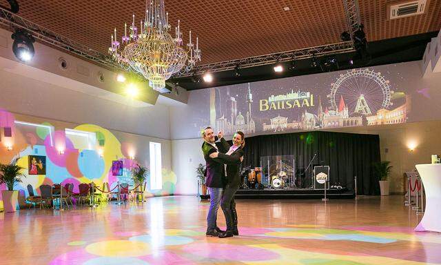 Nicole und Christian Zellmann im Ballsaal, den Tanzlehrer Thomas Kraml am Rochusmarkt eröffnet hat.