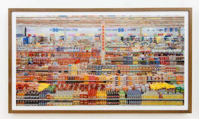 „99 Cent“ von Andreas Gursky – die Fotografie wurde 2006 bei Sotheby's für 2,26 Millionen Dollar verkauft.