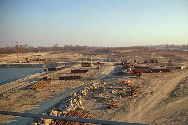 Die hochwasserfreie Donauinsel zwischen dem Entlastungsgerinne und dem Hauptstrom entstand quasi als Nebenprodukt durch die Aufschüttung des Aushubmaterials. Im Bild: Rundblick 1972