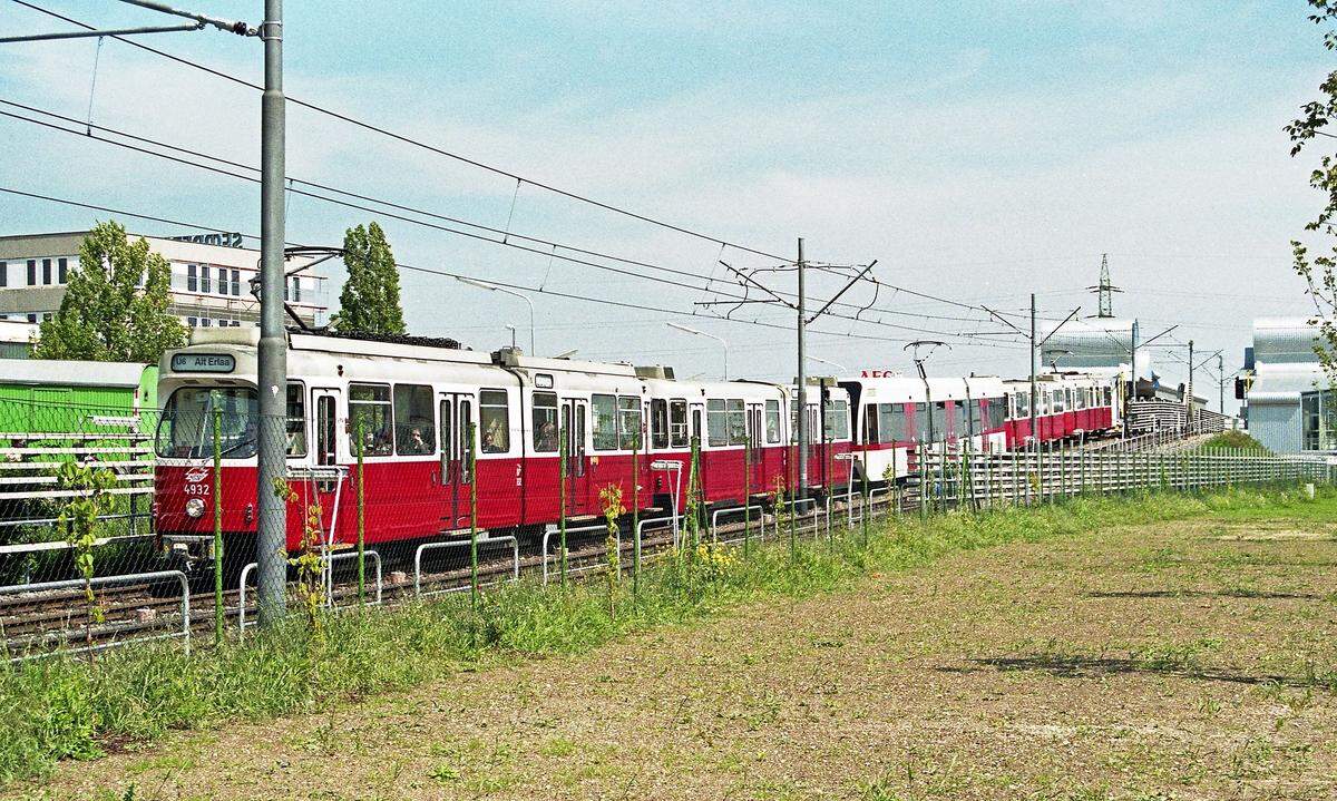 Die E6 hatten allerdings einen entscheidenden Nachteil - sie waren nicht barrierefrei. Und so wurden von Bombardier neue Niederflurfahrzeuge - Typ T - entwickelt, die die E6 ablösen sollten. Zeitweise waren die alten Garnituren mit einem zwischengeschalteten barrierefreien neuen Wagen unterwegs.