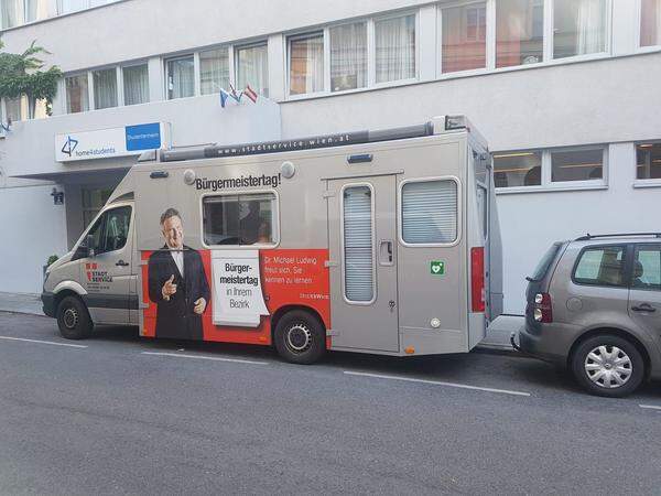 Auch das Stadtservice Wien ist mit einem großen grauen Wagen vor Ort, auf dem - seltsam unpassend nach den Ereignissen - ein riesiges Bild eines lachenden Bürgermeister Ludwig klebt, der zum „Bürgermeistertag in Ihrem Bezirk“ lädt.