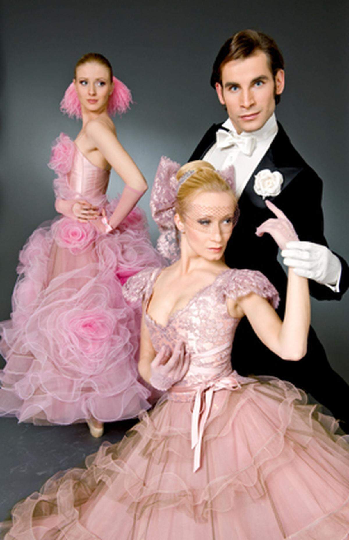 Nach der ersten Kostümprobe in Paris folgte am 28. Dezember die zweite wichtige Anprobe in Wien, bei der die Kleider der Paare auf ihre Tanz-Tauglichkeit getestet wurden.