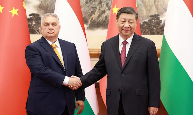 Ein Bild, das „China Daily“ veröffentlicht hat: Xi begrüßt Orbán in Peking.