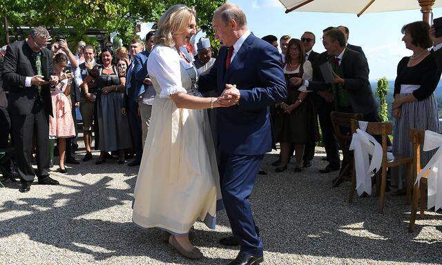 Der Tanz von Karin Kneissl und Wladimir Putin wurde weltweit Thema.