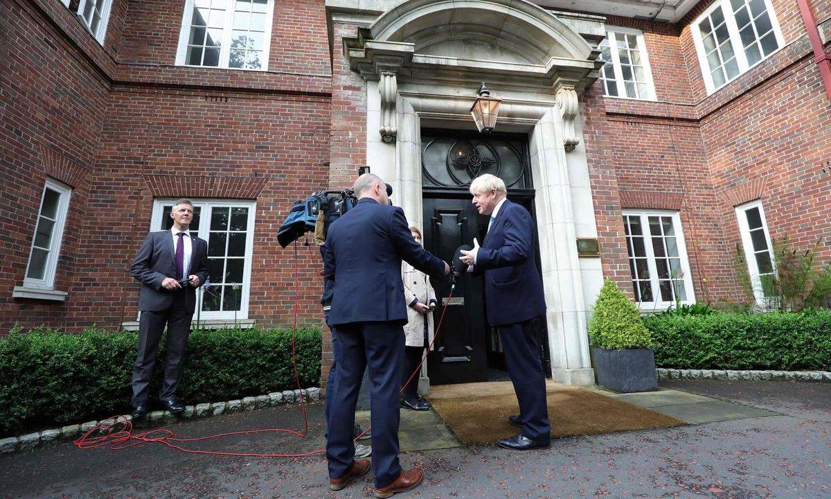 Kühler Empfang in Nordirland: Der britische Premierminister, Boris Johnson, gibt ein Interview in Belfast.