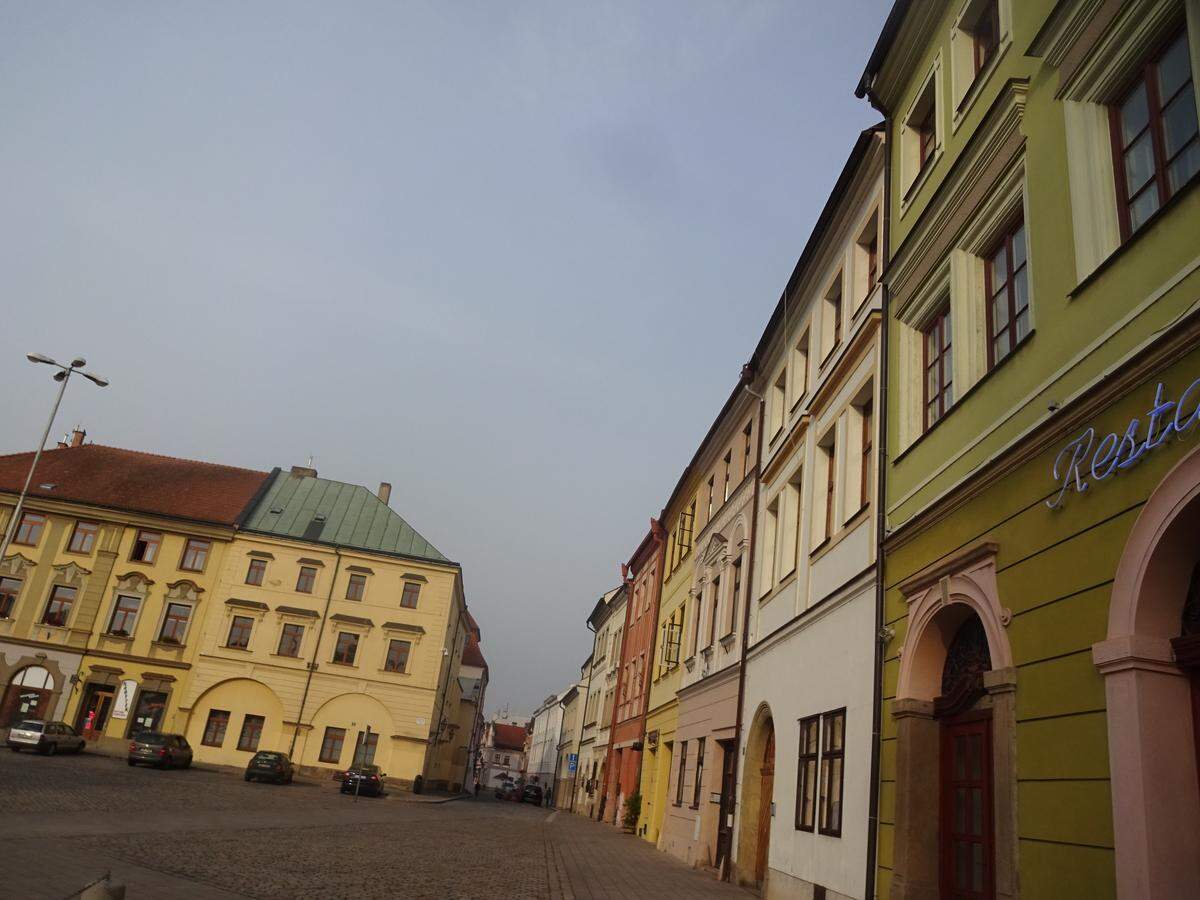 Impression vom Marktplatz einer Stadt, die weltberühmt wurde, nachdem sich im Jahr 1866 in ihrer Nähe die Truppen von Preußen auf der einen Seite und jene von Österreich und Sachsen auf der anderen begegneten. Der Ausgang war aus „unserer“ Sicht fatal.