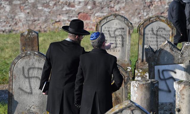 Auf einem jüdischen Friedhof unweit von Straßburg haben unbekannte Täter Hakenkreuz-Schmierereien und antisemitische Sprüche auf 107 Gräbern hinterlassen. (Archivbild)