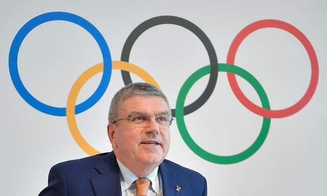 IOC-Präsident Thomas Bach und die olympischen Ringe