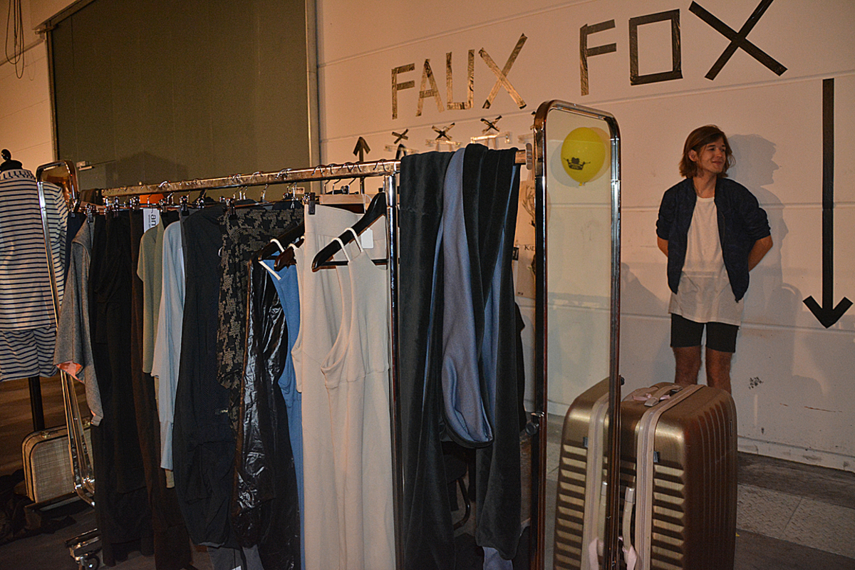 Wem die Merchandising-Stände mit Band-T-Shirts nicht zusagten, konnte dort junge österreichische Mode von Mark & Julia sowie Schirach+Rosenthal erwerben.