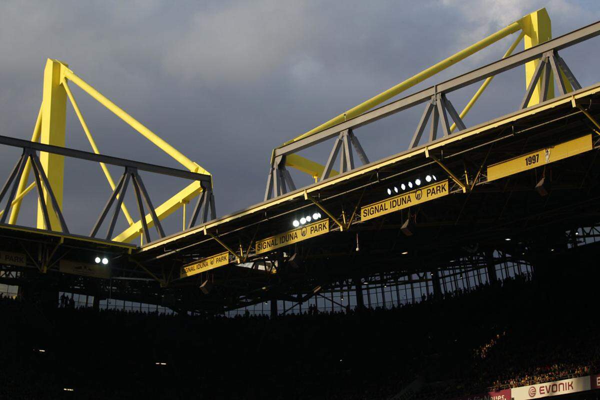 Auch Ligarivale Borussia Dortmund verdient an seinem Stadionnamen. Seit 2005 und vorl&auml;ufig bis 2021 hei&szlig;t die Heimst&auml;tte Signal Iduna Park - das bringt j&auml;hrlich Einnahmen von vier Millionen Euro.