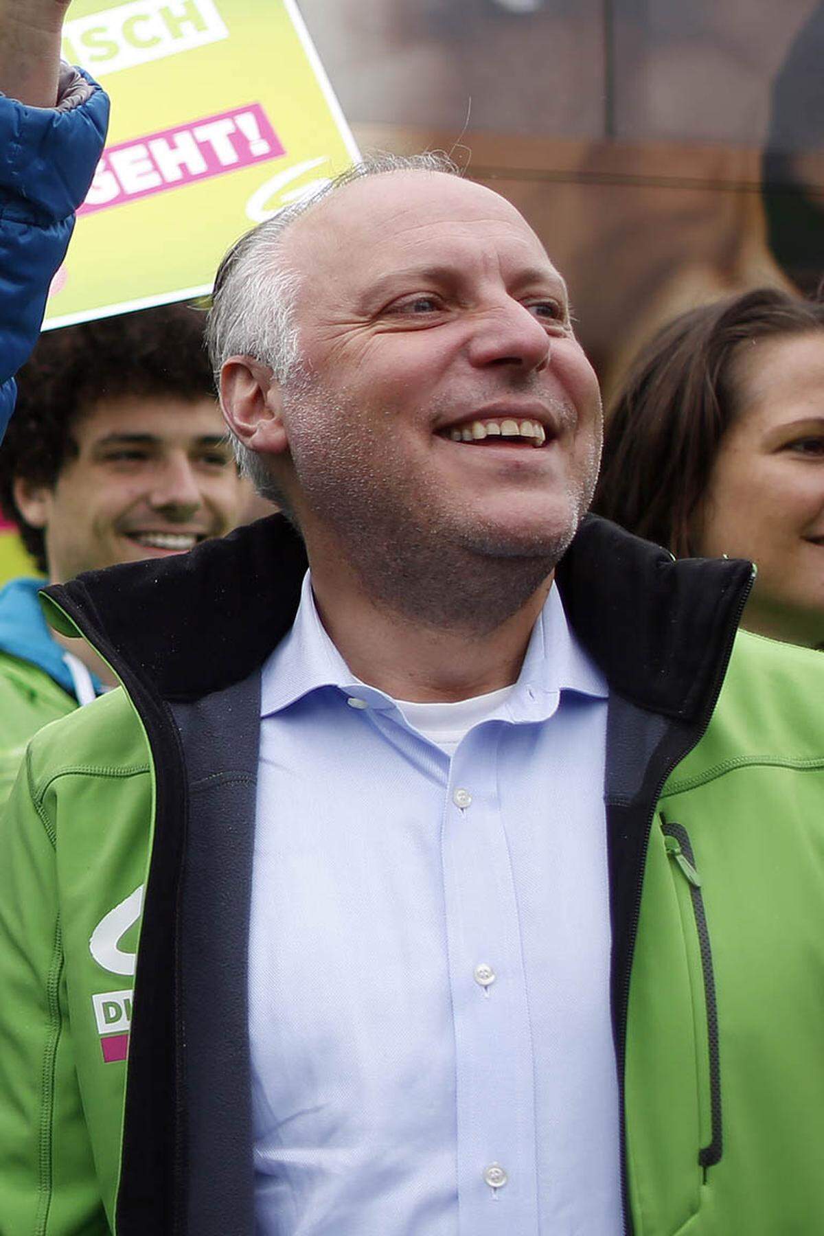 Mit einem "großen lachenden Auge" kommentiert der Grüne-Bundesgeschäftsführer  Stefan Wallner die ersten Hochrechnungen. Auch wenn die angepeilten 15 Prozent nicht erreicht werden dürften, handle es sich um das mit Abstand beste Ergebnis der Öko-Partei bei einer Nationalratswahl. "Wir haben quer durch Österreich an Vertrauen gewonnen – und sind dankbar für diesen Vertrauensbeweis."