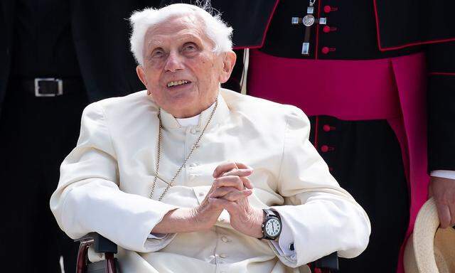 Papst Benedikt reist zurueck in den Vatikan