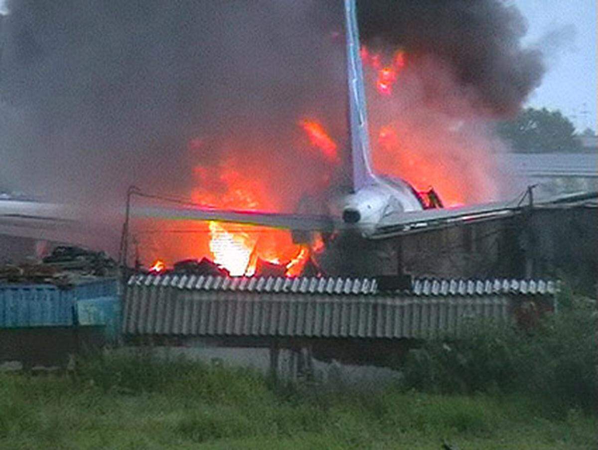 Bruchlandung eines russischen Airbus A-310 der Fluggesellschaft Sibir mit 195 Passagieren und acht Besatzungsmitgliedern an Bord im sibirischen Irkutsk. Nach Angaben der Behörden kommen 122 Menschen ums Leben.
