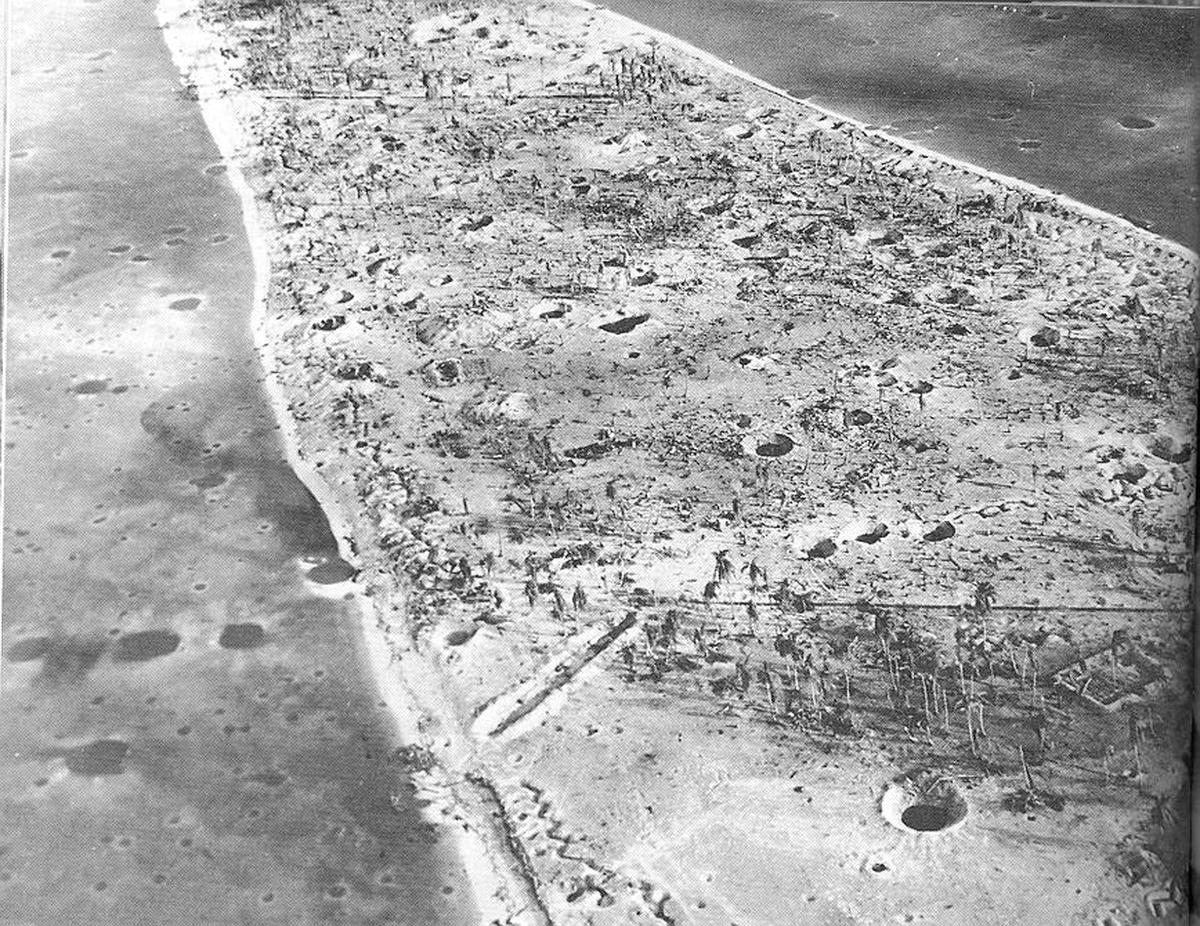 Die schmale Ostspitze Betios nach Bombardierungen, aber noch in der Hand der Japaner