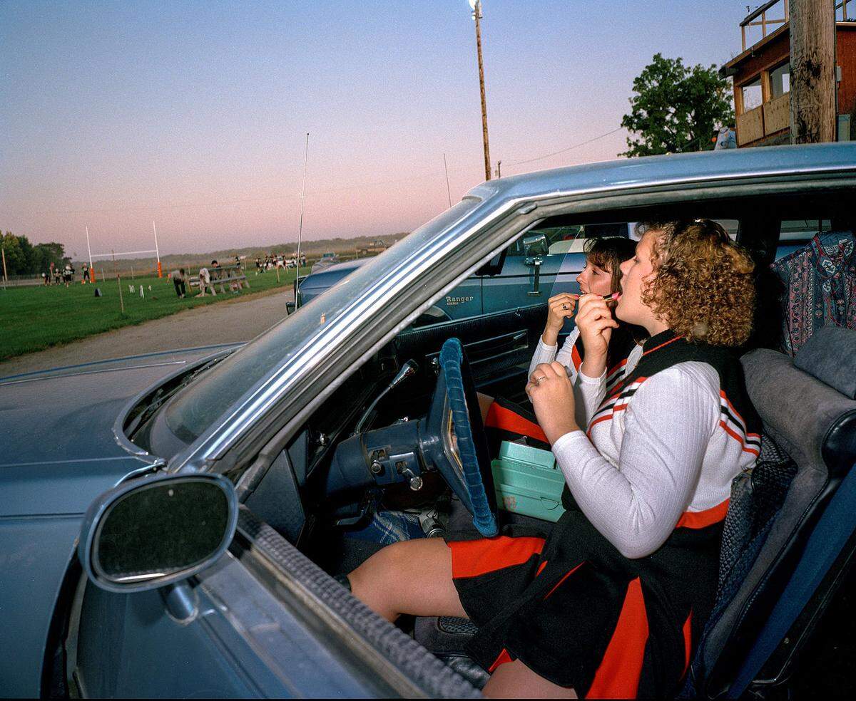 Mehr als 20 Jahre lang porträtiert Markus Jokela bereits das US-Städtchen Table Rock in Nebraska. Hier bereiten sich die beiden Cheerleaderinnen Melissa Bernadt und Jennifer Burnedt auf das Heimspiel der High-School-Football-Mannschaft vor. 
