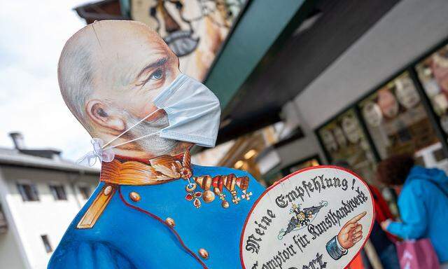 'Kaiser Franz Joseph' trägt eine Schutzmaske in St. Wolfgang