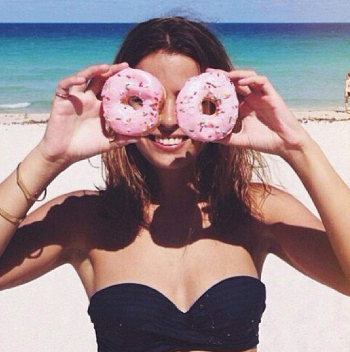 Die schlimmsten Bilder für den anonymen Instagrammer: "Fotos von den Schößen sind ziemlich schlimm, etwa ein pinker Doughnut vor einem 20 Zentimeter großen Thigh Gap, das ist wirklich schwer zu verdauen."