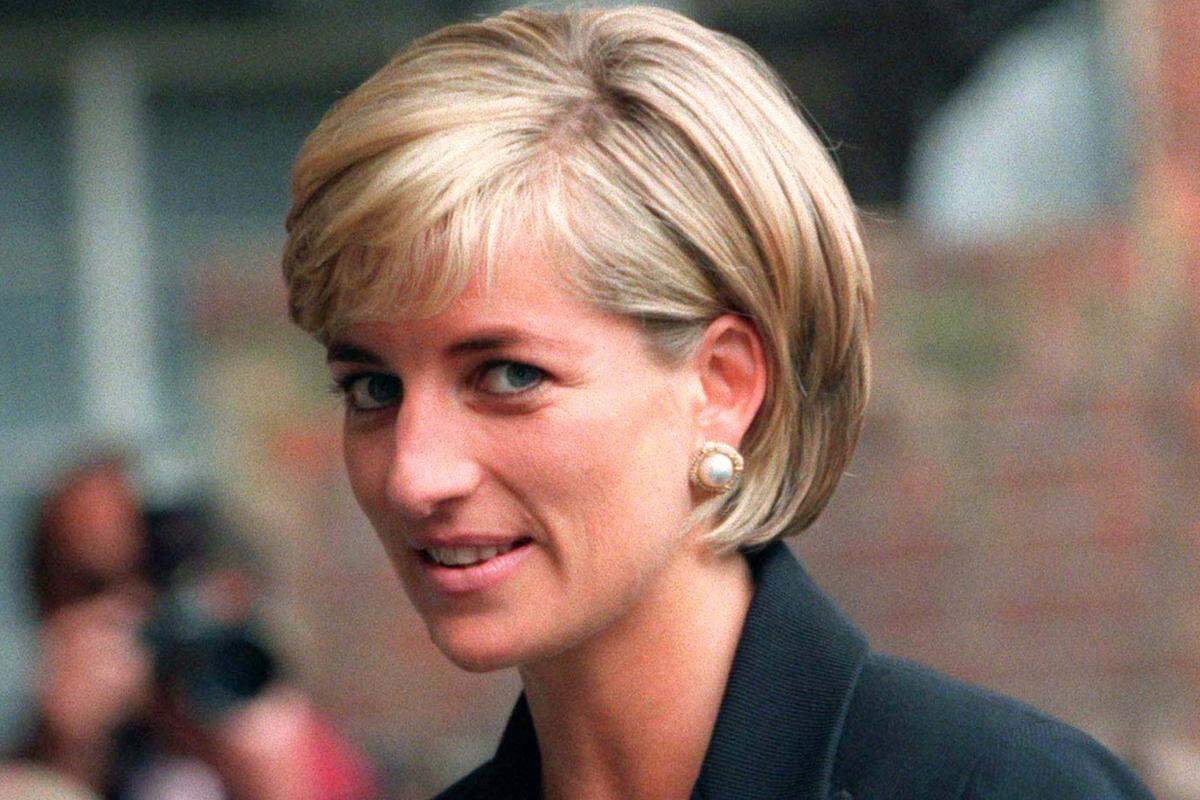 Selbst vor den britischen Royals machte Trump nicht halt. Nach der Trennung von Prinz Charles soll Trump um Lady Diana gebuhlt haben, wie die ehemalige Fernsehjournalistin Selina Scott verriet. Scott schrieb in einer Kolumne der britischen Zeitung "The Sunday Times", dass Trump mehrere große Blumensträuße an Diana in den Kensington Palast schickte.