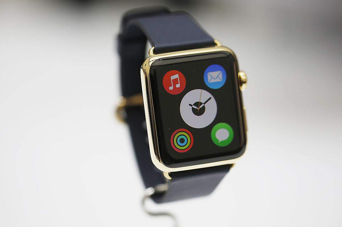 Apple war mit der "Apple Watch" einer der letzten großen Hersteller, der auf den Zug aufgesprungen ist. Das Ergebnis ist ein schmales, elegantes Modell mit rechteckigem Bildschirm, zahlreichen Sensoren für diverse Fitness-Daten und NFC für kontaktloses Bezahlen. Wie zu erwarten war, arbeitet die Uhr nur mit iPhones ab der Modellnummer 5 zusammen.