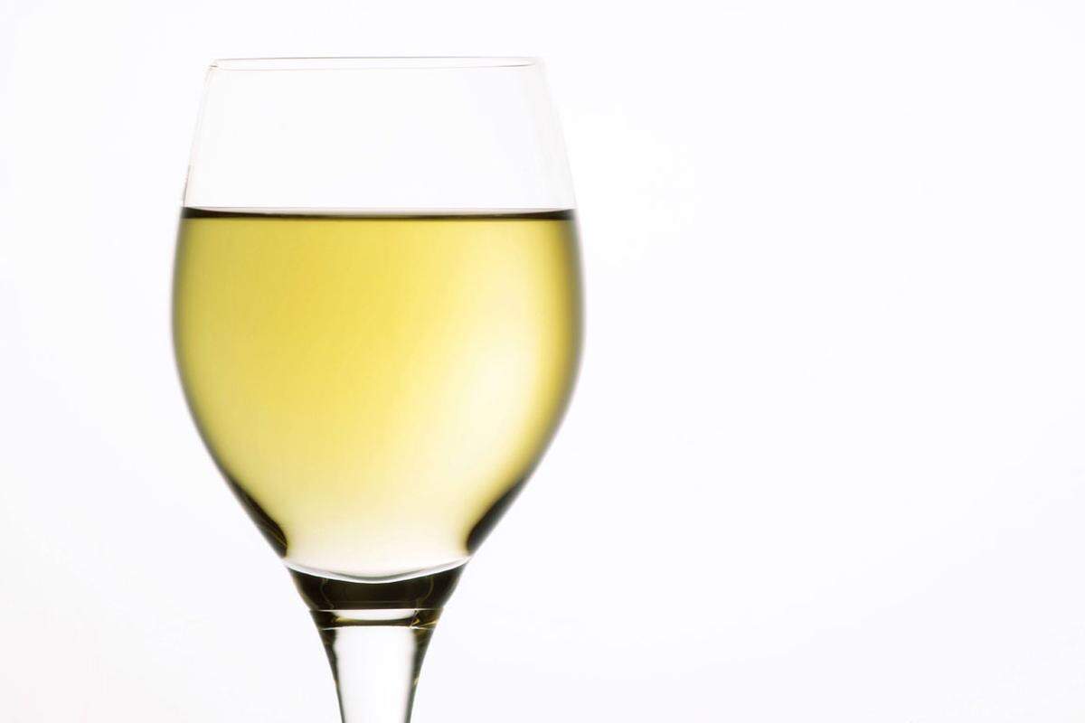 Zum Abschluss noch eine hochprozentige Idee. Trockene Haut kann man auch mit Weißwein betupfen und damit beruhigen, so sagt es der Volksmund. Lässt die Wirkung auf sich warten, trinkt man den Rest eben aus.