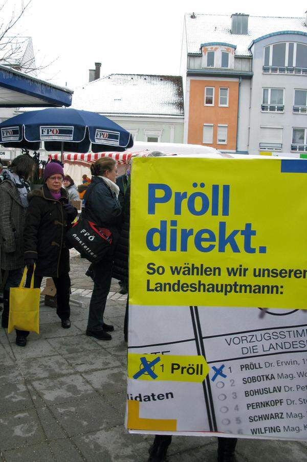 Nicht ganz zufällig platziert sich unterdessen eine mobile Pröll-"Wahlurne" vor dem FPÖ-Stand.