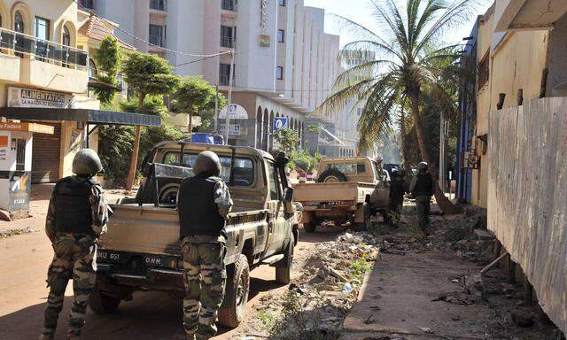 151120 BAMAKO Nov 20 2015 Photo taken on Nov 20 2015 shows Malian soldiers cordoning of