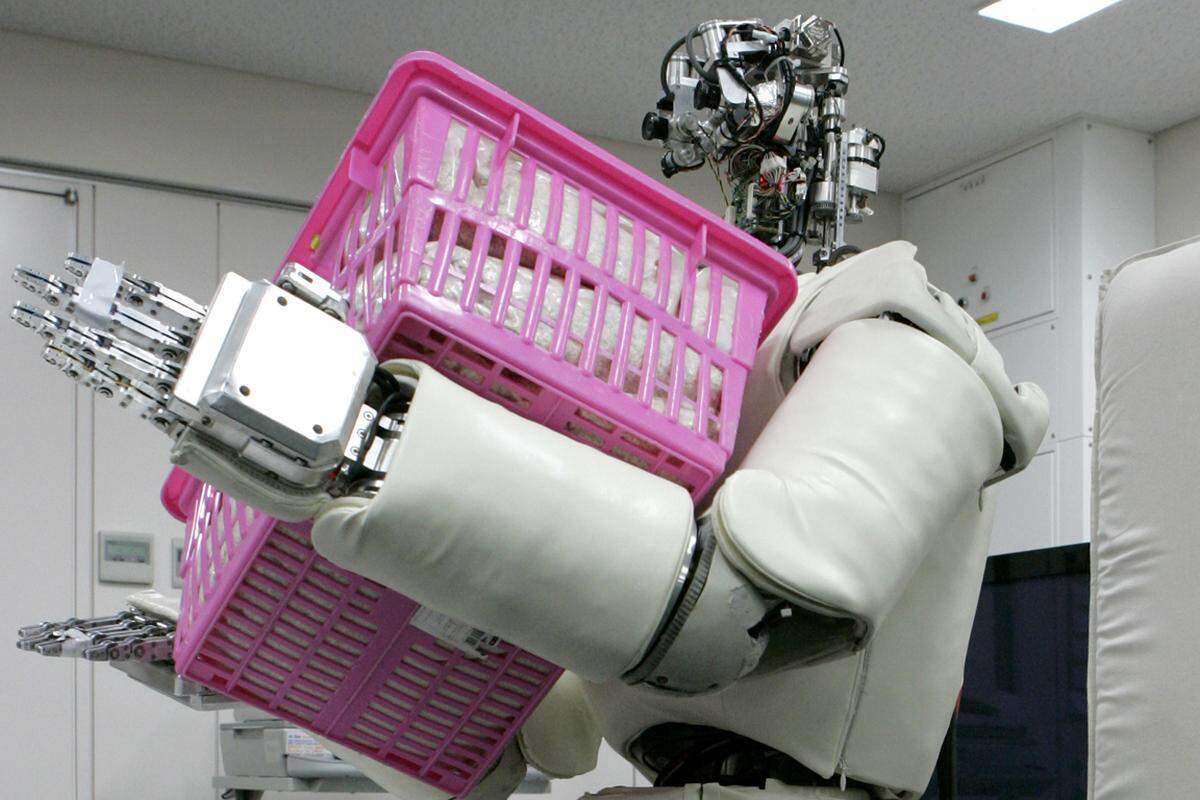 Wofür man nicht alles einen Roboter haben kann: Zwar benötigt man dann für den "Roboter-Fuhrpark" einen Garagen-Anbau, aber die Wäsche erledigt sich dann fast von alleine.