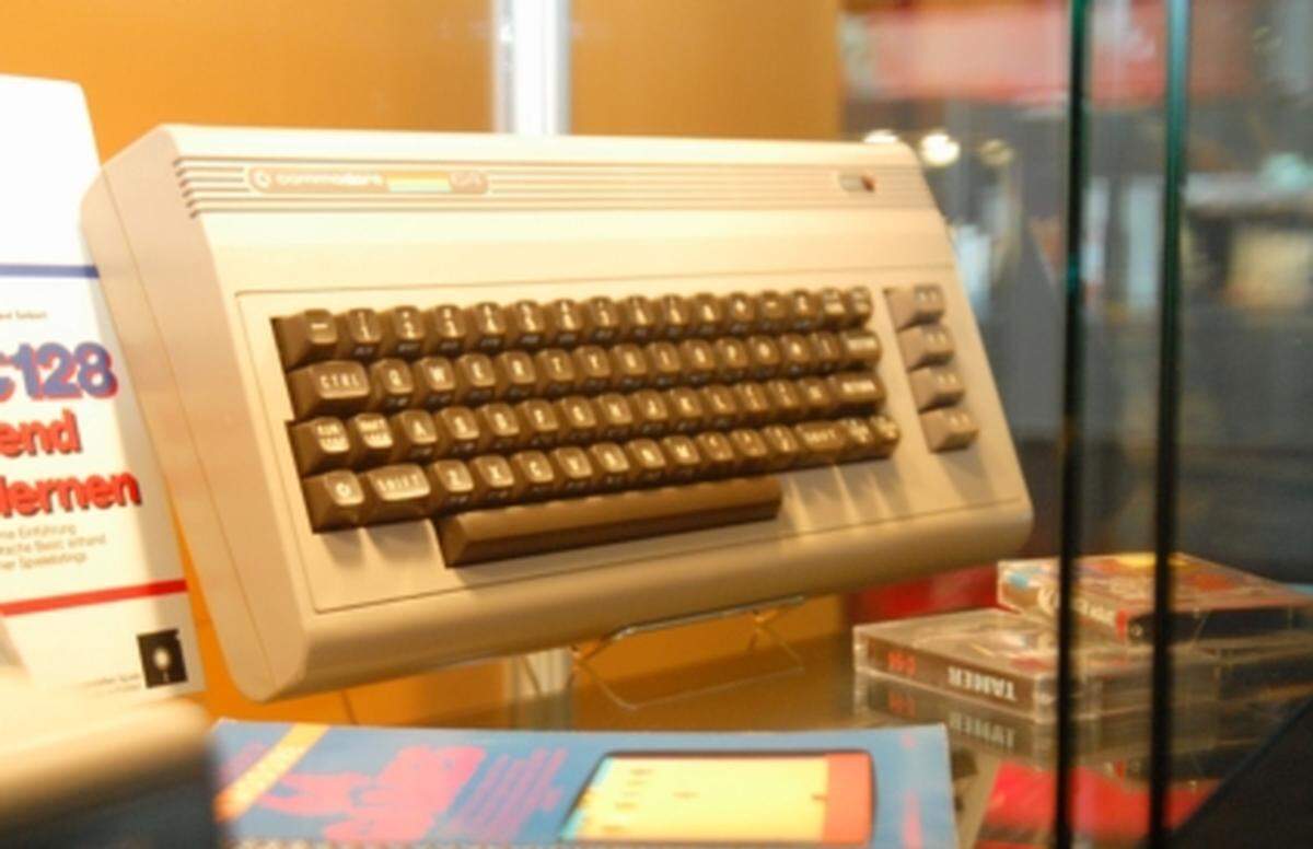 Eine der Gaming-Ikonen der 1980er Jahre war zweifellos der Commodore C64. Fans der "Brotkiste" schwören noch heute auf die Spiele, die für das Gerät erschienen. Commodore versuchte nach den erfolgreichen Amiga-Nachfolgemodellen hin und wieder in den Konsolenmarkt einzusteigen, diese Versuche waren aber nie von Erfolg gekrönt.