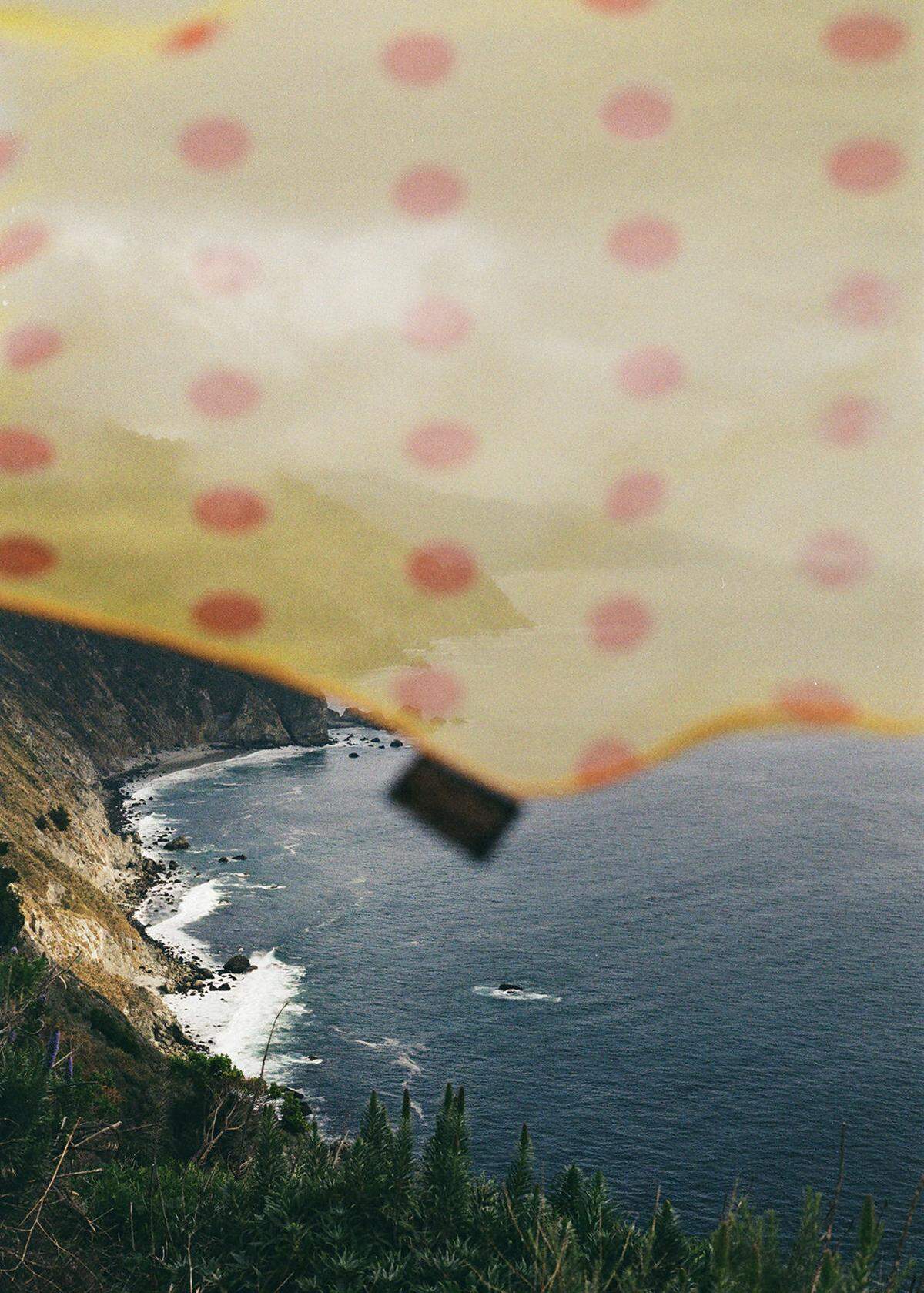 Blick auf den Pazifik und die Westküste der USA vom Highway 101, davor ein Tuch von Hermès.