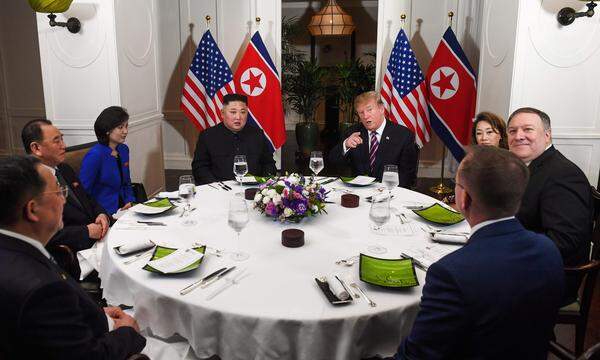 Am Abend noch gaben sich beide Seiten bei einem gemeinsamen Abendessen bemüht, gute Stimmung zu vermitteln. Dabei sind die Gräben zwischen Washington und Pjöngjang tief: Die USA fordern die komplette nukleare Abrüstung Nordkoreas, das stalinistische Regime will eine Aufhebung der wegen des nordkoreanischen Atom- und Raketenprogramms verhängten Sanktionen und einen Abzug der US-Truppen aus Südkorea.