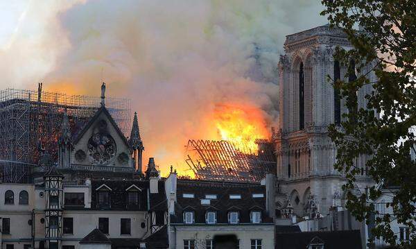 Die Behörden untersuchen, wie es zu dem Feuer kam. Die Staatsanwaltschaft von Paris teilte mit, sie habe die Ermittlungen aufgenommen.